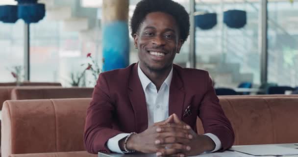 Афроамериканський Менеджер Банку Ceo Власник Бізнесу Стоячи Гордістю Ресторані Очікуванні — стокове відео