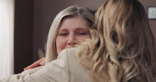 Szczęśliwa Kochająca Starsza Kobieta Dorosła Córka Śmieją Się Przytulając Opiekuńczo — Wideo stockowe