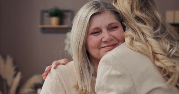 Feliz Amar Anciana Madura Mujer Adulto Hija Riendo Abrazo Cuidado — Vídeos de Stock