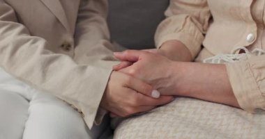 Dikkat, destek konsepti - yaşlı bir kadın ve genç bir kadının el ele tutuşması..