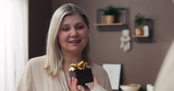 Egy Idősebb Reagál Egy Meglepetés Szülinapi Ajándékra Amit Lányától Kapott — Stock videók
