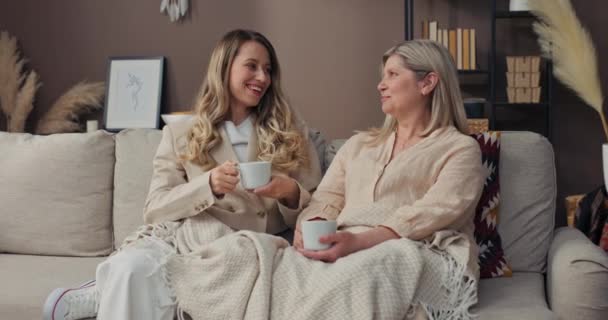 Mor Datter Tilbringer Ettermiddag Sammen Sofaen Stua Kvinnene Drikker Kaffe – stockvideo