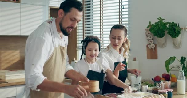 Nieuwsgierige Dochter Helpt Vader Moeder Moderne Keuken Giet Bloem Zeef — Stockvideo