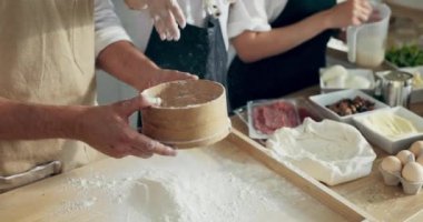 Komik anneler çocukların un ile el çırpışları, babanın tahta tahtada un ellemesi. Pişirme süreci konsepti. Modern mutfakta pizza zamanı..