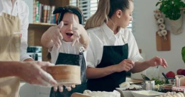 Meraklı kızın, flor 'ı süzmesine yardım ederken, babanın ölçülü kaptaki malzemeleri karıştırma sürecini izlemesine özen göster. .