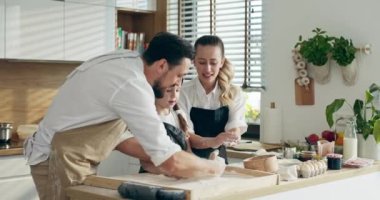 Mutlu genç aile kavramı. Lezzetli anaokulu kızı ve babası lezzetli makarna pizza kurabiyeleri pişirmek için ev yapımı hamur yoğurmak için ahşap yüzey yaban domuzu hazırlıyorlar. .