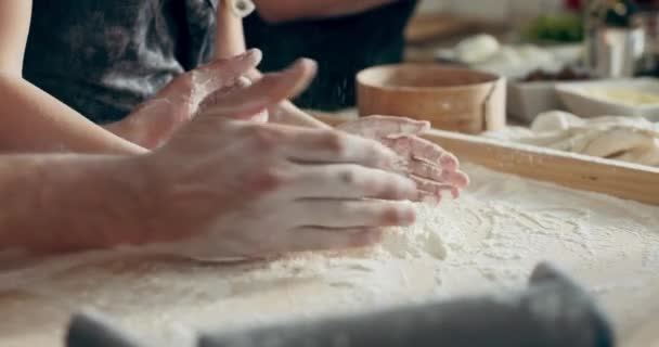 近代的なキッチンで木製ボード上の小麦粉で遊んで手に選択的な焦点を撮影を閉じます — ストック動画