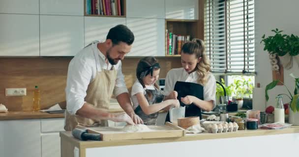 Lugn Tidig Morgon Modernt Kök Lycklig Familj Ung Glad Far — Stockvideo