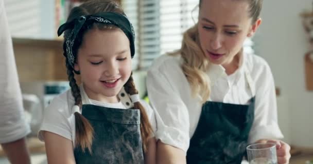 Yakın Çekim Anaokulu Kızı Genç Annesi Modern Aydınlık Mutfakta Ayakta — Stok video
