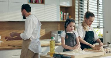 Meraklı anaokulu çocuğu izleme süreci. Mutlu baba, içinde yumurta olan ölçülmüş bardağı ahşap yüzeye dökerek alır. Ev yapımı diz çökme. Mutlu aile zamanı. .