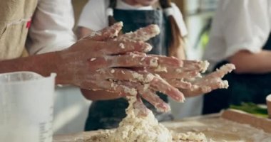 Ahşap yüzeyde ev yapımı hamuru temizleyen adamların ellerini yakın plan çek. Hamur yoğurmak pizza pişirmek makarna konsepti.