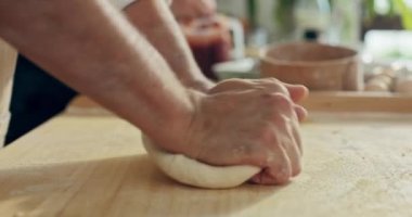 Kapalı çekim odaklı ahşap yüzey adamlarının elleri pizza pişirmek için ev yapımı hamur yoğuruyor makarna kurabiyeleri bisküvileri .