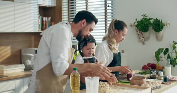 Familie Concept Nieuwsgierig Kleuter Kind Meisje Schort Koken Bakken Met — Stockvideo