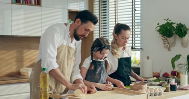 Bakken Van Huisgemaakte Pizza Pasta Koekjes Gelukkig Vader Dochter Moeder — Stockvideo