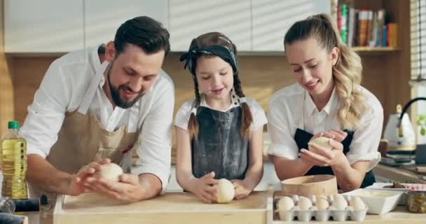 Bello Padre Insegnare Figlia Bella Madre Impastare Gustosa Pasta Fatta — Video Stock