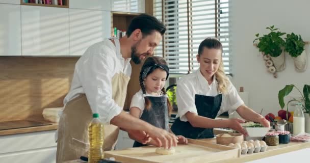 Kleine Vorschultochter Schürze Hilft Vater Und Mutter Der Küche Happy — Stockvideo