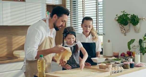 Verrukte Dochter Tijd Doorbrengen Met Vader Moeder Koken Zelfgemaakte Binnenlandse — Stockvideo