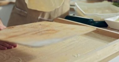 Ahşap yüzeyde ev yapımı hamura odaklan. Mans eller pizza hamuru atıyor şekillendiriyor .