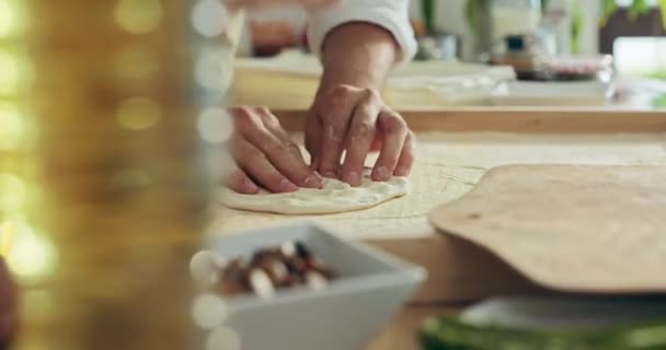 Zamknij Się Strzał Małe Dzieci Ręce Ugniatając Kształtowanie Ciasto Pizzy — Wideo stockowe