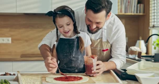 Szczęśliwy Młody Szef Kuchni Ojciec Spędza Czas Uroczą Córką Przedszkolak — Wideo stockowe