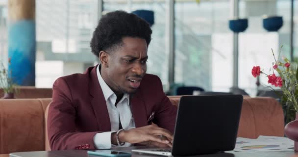 Seorang Pengusaha Muda Berjas Bekerja Depan Laptop Sebuah Restoran Pria — Stok Video