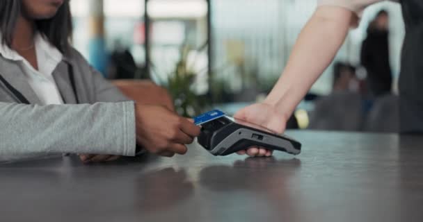 一名妇女和一名服务员在处理付款交易时的特写镜头 衣冠楚楚的女人用卡片把它贴在终端上 — 图库视频影像