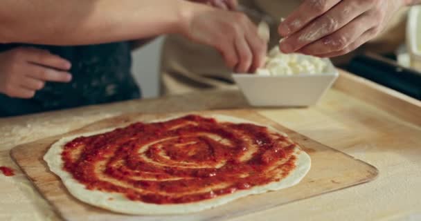 Domates Soslu Yapımı Pizzaya Odaklan Aileler Pizzayı Peynirle Süsleyip Modern — Stok video