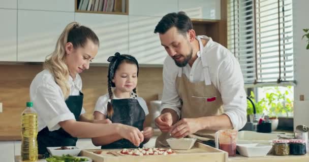 Przystojny Młody Biznesmen Mąż Spędza Czas Piękną Żoną Ciekawą Córeczką — Wideo stockowe