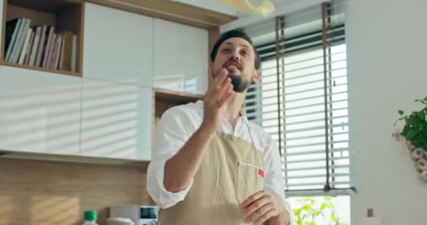 Focus Selettivo Sullo Chef Uomo Grembiule Gettando Aria Impastare Pasta — Video Stock