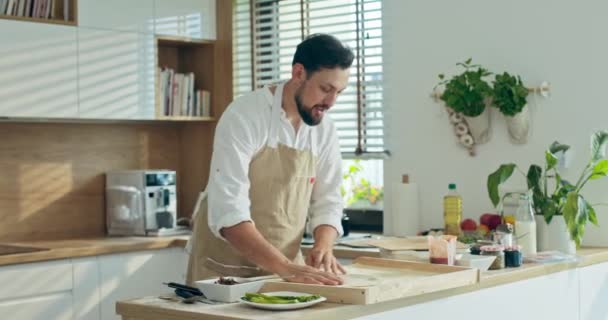 Gut Gelaunter Männerkoch Mit Schürze Hat Spaß Der Modernen Küche — Stockvideo