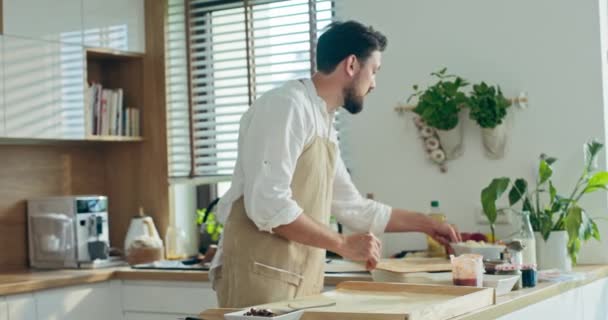 Knappe Jonge Chef Kok Schort Het Bereiden Van Deeg Voor — Stockvideo