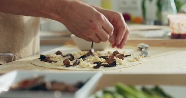 Focus Selettivo Rallentatore Deliziosi Condimenti Pizza Fatti Casa Dallo Chef — Video Stock