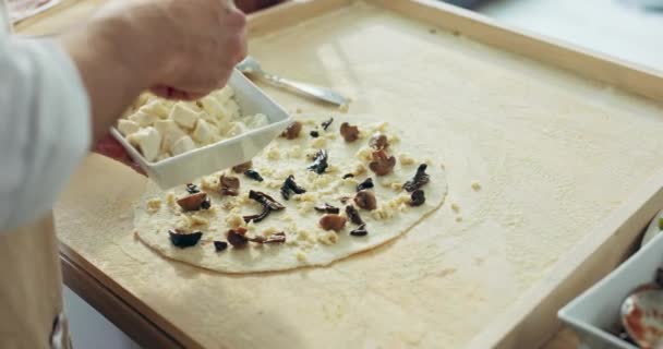 Großaufnahme Shot Köche Hände Dressing Einheimische Pizza Mit Mozzarella Käse — Stockvideo