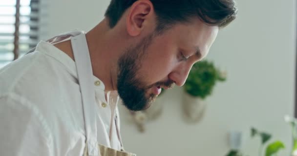 Selektive Konzentration Auf Ernste Konzentrierte Bärtige Mann Schürze Kochen Backen — Stockvideo