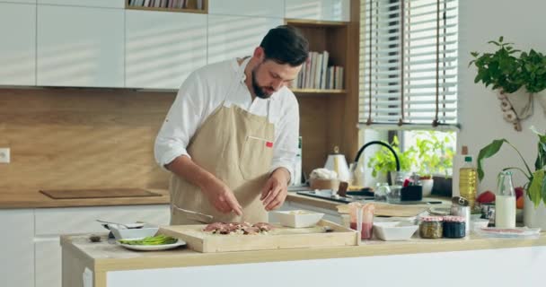 Cuoco Barbuto Grembiule Vestire Pizza Fatta Casa Cucina Moderna Leggera — Video Stock