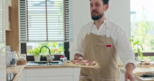 Keyifli Bir Aşçı Pizzayı Endüstriyel Fırına Koydu Önlüklü Mutlu Sakallı — Stok video