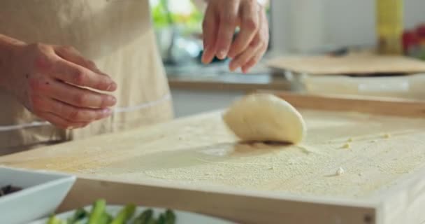 Zbliżenie Strzał Selektywne Skupienie Się Mans Ręce Ugniatanie Pizzy Ciasto — Wideo stockowe