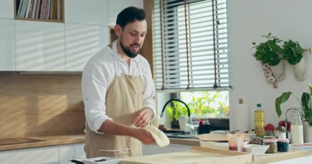 Prozess Der Zubereitung Von Hausgemachtem Teig Für Die Pizza Entzückter — Stockvideo