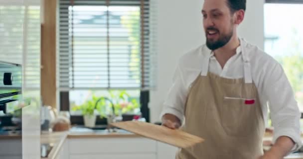 Przystojny Brodaty Kucharz Fartuchu Wyjmujący Świeżo Upieczoną Pizzę Piekarnika Okrągłym — Wideo stockowe