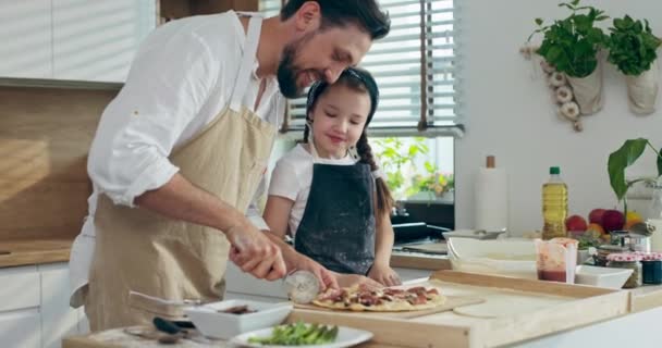 Glücklicher Junger Vater Schneidet Frisch Gebackenen Pizzaofen Mit Speziellem Rundmesser — Stockvideo