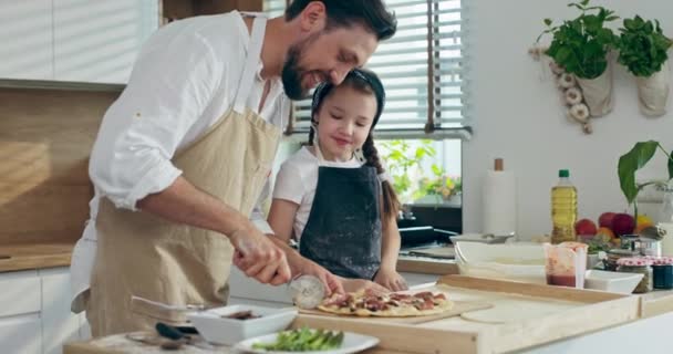 幸せな若いお父さんは焼きたてのピザを特別なラウンドナイフで切断ピザ円形のナイフで幸せな — ストック動画