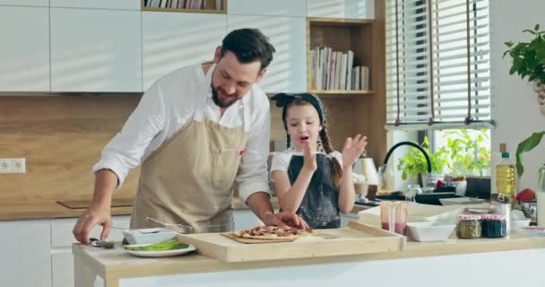 Barbudo Joven Marido Padre Con Adorable Niño Preescolar Cocina Moderna — Vídeos de Stock