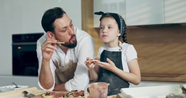 Barbuto Giovane Padre Con Adorabile Figlia Età Prescolare Cucina Moderna — Video Stock