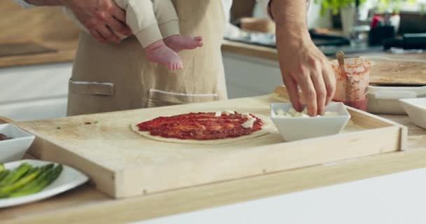 Primer Plano Enfoque Selectivo Mans Manos Vistiendo Pizza Con Queso — Vídeo de stock