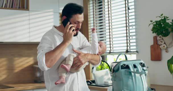 Besetzt Bärtiger Mann Ehemann Vater Hält Baby Junge Sohn Auf — Stockvideo