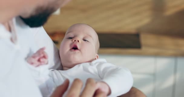 Selektywna Koncentracja Bliska Uroczym Dziecku Rękach Ojców Szczęśliwy Mąż Zabawy — Wideo stockowe