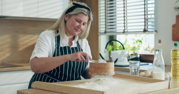 Donna Anziana Deliziata Grembiule Nero Setacciando Farina Superficie Legno Piedi — Video Stock