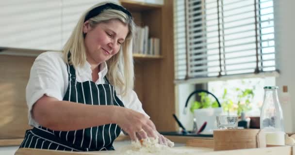 Zachwycona Blondynka Średnim Wieku Fartuchu Stojąca Nowoczesnej Kuchni Przy Stole — Wideo stockowe