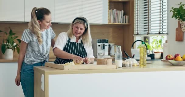 Medelålders Mamma Med Ung Dotter Kök Matlagning Stående Vid Bordet — Stockvideo