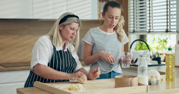 Hermosa Hija Joven Ayudando Madre Cocina Moderna Cocina Amasando Masa — Vídeos de Stock